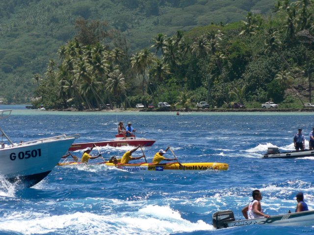 30- La pirogue de tete dans les remous des bateaux suiveurs 
